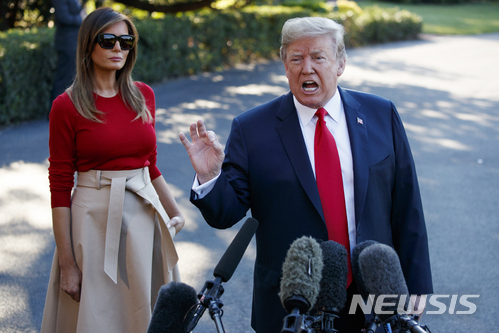 10일 트럼프 대통령이 멜라니아 여사와 함께 백악관 로즈가든에서 나토 정상회의, 영국 방문 및 푸틴 정상회담 출발에 앞서 기자들에게 말하고 있다.&nbsp; AP 