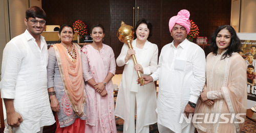 【뉴델리(인도)=뉴시스】 박진희 기자 = 인도를 국빈 방문 중인 문재인 대통령의 부인 김정숙 여사가 10일 인도 뉴델리 숙소 호텔에서 인도영화 ‘당갈’의 실제주인공인 포갓 가족을 초청, 기념촬영을 하고 있다. 왼쪽부터 듀시안 라울 포갓(막내아들), 다야 카우르(어머니), 기타 포갓(장녀), 김정숙 여사, 마하비르 싱 포갓(아버지), 바비타 쿠마리 포갓(차녀). 2018.07.10. pak7130@newsis.com