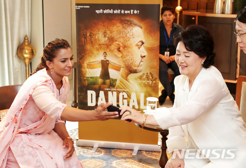 【뉴델리(인도)=뉴시스】박진희 기자 = 인도를 국빈 방문 중인 문재인 대통령 부인 김정숙 여사가 10일 인도 뉴델리 숙소 호텔에서 인도영화 ‘당갈’의 실제주인공인 포갓 가족 초청 차담회를 하고 있다. 사진은 장녀 기타 포갓이 김 여사에게 운동 장면을 보여주는 모습이다. 2018.07.10. pak7130@newsis.com