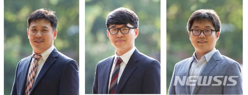 【진주=뉴시스】정경규 기자 = 경남 진주 경남과학기술대학교 에너지공학과 안용태·박귀일·신승구 교수가 과학기술정보통신부 '최초혁신실험실' 과제에 선정됐다.사진 왼쪽부터 안용태·박귀일·신승구 교수.2018.07.11.(사진=경남과기대) photo@newsis.com