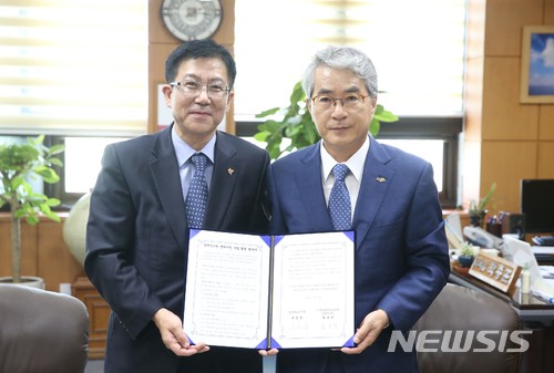 【창원=뉴시스】 홍정명 기자 = 11일 오후 경남도교육청 회의실에서 박종훈(오른쪽) 교육감이 한국장애인고용공단 경남지사 장경희 지사장과 장애인 교원의 안정적 근무 여건 조성과 장애인 교원의 원활한 직무 수행을 위한 업무협약을 체결한 후 기념촬영을 하고 있다.2018.07.11.(사진=경남도교육청 제공) photo@newsis.com