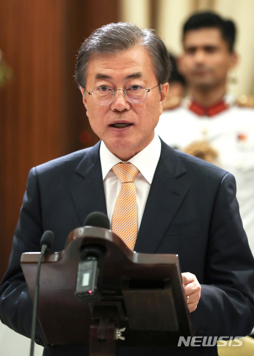 【뉴델리(인도)=뉴시스】 인도를 국빈 방문 중인 문재인 대통령은 11일 동굴에 고립됐던 태국 소년들과 코치가 무사히 귀환한 데 축하 메시지를 보냈다. 사진은 지난 10일 문 대통령이 뉴델리 대통령 궁에서 열린 람 나트 코빈드 인도 대통령 주최 만찬에서 답사를 하는 모습이다. (사진=뉴시스 자료사진) 2018.07.11.pak7130@newsis.com