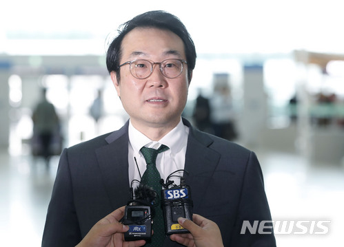 【인천공항=뉴시스】최동준 기자 = 이도훈 한반도평화교섭본부장이 11일 오전 한미 외교장관회의 후속 협의를 위해 인천국제공항을 통해 워싱턴으로 출국 전 취재진 질문에 답변하고 있다. 2018.07.11. photocdj@newsis.com