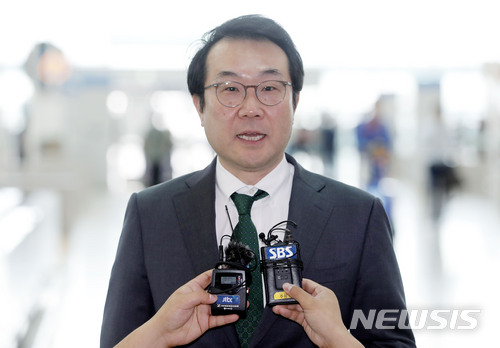 【인천공항=뉴시스】최동준 기자 = 이도훈 한반도평화교섭본부장이 11일 오전 한미 외교장관회의 후속 협의를 위해 인천국제공항을 통해 워싱턴으로 출국 전 취재진 질문에 답변하고 있다. 2018.07.11. photocdj@newsis.com