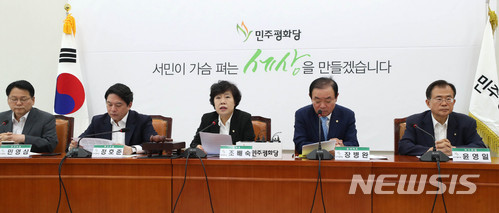 【서울=뉴시스】홍효식 기자 = 민주평화당 조배숙 대표가 11일 오전 서울 여의도 국회에서 열린 최고위원-국회의원 연석회의에 참석해 모두발언을 하고 있다. 왼쪽부터 민영삼, 정호준 최고위원, 조배숙 대표, 장병완 원내대표, 윤영일 최고위원. 2018.07.11. yesphoto@newsis.com