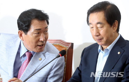 【서울=뉴시스】박영태 기자 = 김성태 당대표 권한대행 겸 원내대표와 안상수 혁신 비상대책위원회 준비위원장. 2018.07.11.since1999@newsis.com