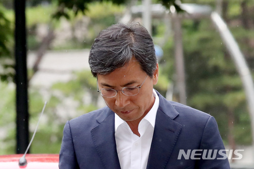 【서울=뉴시스】김진아 기자 = 수행 비서 성폭행 혐의로 기소된 안희정 전 충남지사가 11일 오전 서울 마포구 서울서부지방법원에서 열린 4차 공판에 출석하고 있다. 2018.07.11. bluesoda@newsis.com