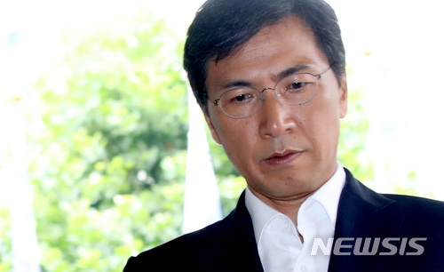 【서울=뉴시스】김진아 기자 = 수행 비서 성폭행 혐의로 기소된 안희정 전 충남지사가 11일 오전 서울 마포구 서울서부지방법원에서 열린 4차 공판에 출석하고 있다. 2018.07.11. bluesoda@newsis.com