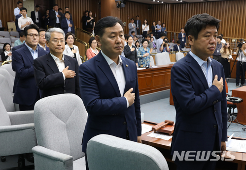 【서울=뉴시스】고승민 기자 = 11일 오전 서울 여의도 국회에서 후반기 원구성 보고 및 국회부의장 및 상임위원장 후보자 선출 보고 등을 주제로 열린 바른미래당 의원총회에서 김동철 비대위원장과 김관영 원내대표 등 참석 의원들이 국민의례를 하고 있다. 2018.07.11. kkssmm99@newsis.com