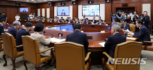 【서울=뉴시스】박주성 기자 = 이낙연 국무총리가 11일 오전 서울 세종로 정부서울청사 영상회의실에서 열린 국가관광전략회의에서 모두발언을 하고 있다. 2018.07.11. park7691@newsis.com