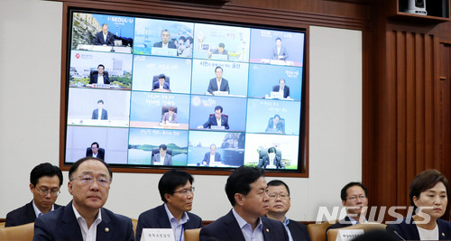 【서울=뉴시스】박주성 기자 = 11일 오전 서울 세종로 정부서울청사 영상회의실에서 열린 국가관광전략회의에 지자체장들이 화상으로 회의에 참여해 이낙연 국무총리의 모두발언을 경청하고 있다. 2018.07.11. park7691@newsis.com