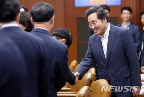 【서울=뉴시스】박주성 기자 = 이낙연 국무총리가 11일 오전 서울 세종로 정부서울청사 영상회의실에서 열린 국가관광전략회의에서 참석자들과 인사를 나누고 있다. 2018.07.11. park7691@newsis.com