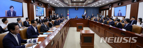 【서울=뉴시스】박주성 기자 = 이낙연 국무총리가 11일 오전 서울 세종로 정부서울청사 영상회의실에서 열린 국가관광전략회의에서 모두발언을 하고 있다. 2018.07.11. park7691@newsis.com