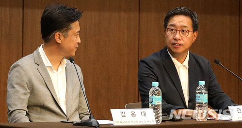 【서울=뉴시스】추상철 기자 = 한국블록체인협회의 '제1차 자율규제심사 결과 발표 기자간담회'가 열린 11일 오전 서울 중구 은행회관에서 자율규제위원회 전하진(오른쪽) 위원장과 김용대 정보보호위원장이 심사 결과 발표 전 대화하고 있다. 2018.07.11. scchoo@newsis.com