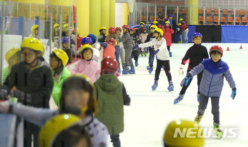 【전주=뉴시스】 김얼 기자 = 전북지역 전역이 폭염주의보가 발행된 11일 무더위를 식히기 위해 전주 화산체육관 아이스링크장을 찾은 어린이들과 시민들로 장내가 발딛을 틈 없이 북적이고 있다. 2018.07.11pmkeul@newsis.com