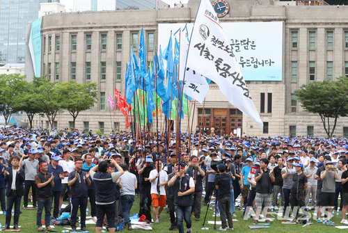 【서울=뉴시스】이영환 기자 = 지난 7월 11일 서울 중구 서울광장에서 서울교통공사노동조합이 주최한 '김태호 사장 퇴진촉구를 위한 조합원 총회'에서 노조 깃발이 입장하고 있다. 2018.07.11.  20hwan@newsis.com