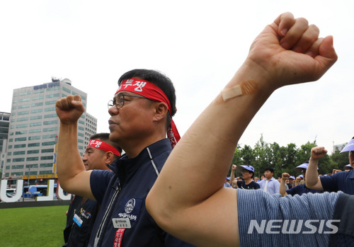 【서울=뉴시스】이영환 기자 = 11일 오전 서울 중구 서울광장에서 서울교통공사노동조합이 주최한 '김태호 사장 퇴진촉구를 위한 조합원 총회'에 참석한 윤병범 위원장이 민중의례를 하고 있다. 2018.07.11. 20hwan@newsis.com