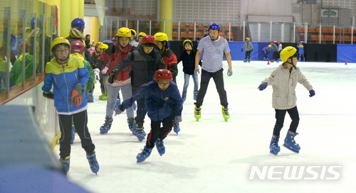【전주=뉴시스】 김얼 기자 = 전북 전역이 폭염주의보가 발효된 11일, 시민들이 전주 화산체육관 아이스링크장에서 무더위를 식히고 있다.
