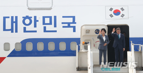 【뉴델리(인도)=뉴시스】 하반기 첫 순방으로 '신(新)남방정책'을 내세웠던 문재인 대통령은 13일 5박6일간의 인도-싱가포르 순방을 마치고 귀국길에 올랐다. 사진은 지난 11일 인도 뉴델리에서 다음 순방지 싱가포르로 떠나는 문 대통령과 김정숙 여사. (사진=뉴시스 자료사진) 2018.07.13.pak7130@newsis.com