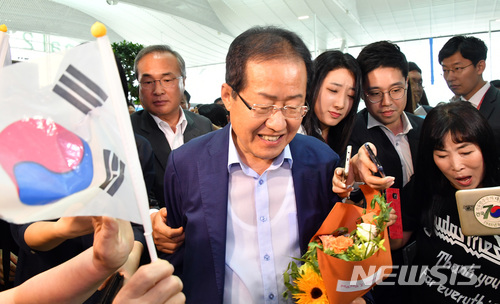 【인천공항=뉴시스】최동준 기자 = 홍준표 전 자유한국당 대표가 11일 오후 미국으로 출국하기 위해 인천국제공항에 도착하자 지지자들이 환호하고 있다. 2018.07.11. photo@newsis.com