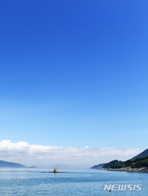 【남해=뉴시스】차용현 기자 = 11일 오전 경남 남해군 서면 장항마을에서 바라본 바다위에는 파란하늘이 흰 구름과 어우러져 아름답게 펼쳐져 있다. 2018.07.11. con@newsis.com