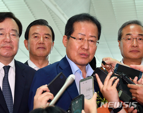 【인천공항=뉴시스】최동준 기자 = 홍준표 전 자유한국당 대표가 11일 오후 미국으로 출국하기 위해 인천국제공항에 도착해 기자들과 인터뷰 하고 있다. 2018.07.11.  photo@newsis.com 