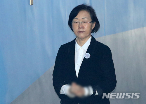 【서울=뉴시스】김선웅 기자 = 신연희 전 강남구청장이 지난달 11일 오후 서울 서초구 서울고등법원에서 열린 '문재인 비방' 항소심 3차 공판에 출석하고 있다. 2018.07.11. mangusta@newsis.com