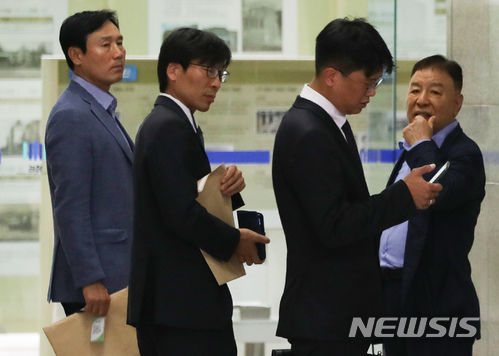 【서울=뉴시스】김선웅 기자 = 송상교(왼쪽 두번째) 민변 사무총장 등 민변 관계자들이 2일 오후 서울 서초구 서울중앙지검에 참고인 신분으로 출석하고 있다. 2018.07.11.&nbsp; mangusta@newsis.com