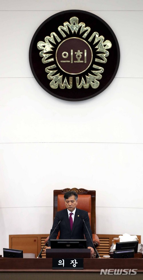 【서울=뉴시스】고범준 기자 = 11일 오후 서울 중구 세종대로 서울특별시의회에서 열린 제10대 서울시의회 개원식 겸 제282회 임시회 개회식에서 전반기 의장으로 선출된 신원철 더불어민주당 의원이 개회사를 하고 있다. 2018.07.11. bjko@newsis.com