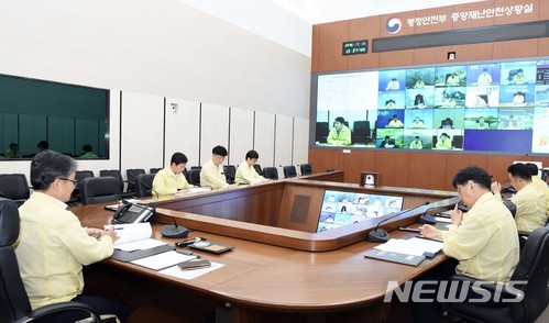 【서울=뉴시스】 11일 세종시 정부세종청사 행정안전부 중앙재난안전상황실에서 행정안전부 김광용 재난대응정책관 주재로 폭염 대비 17개 지자체 담당공무원 영상회의가 열리고 있다. 2018.07.11. (사진=행정안전부 제공)&nbsp; photo@newsis.com