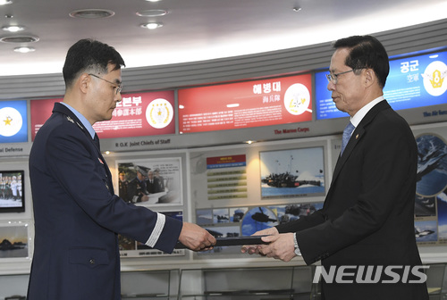 【서울=뉴시스】김진아 기자 = 송영무 국방부 장관이 11일 서울 용산구 국방부에서 ‘기무사 계엄령 문건’ 특별수사단장으로 임명된 전익수 공군 대령에게 임명장을 전달하고 있다. 2018.07.11.   photo@newsis.com