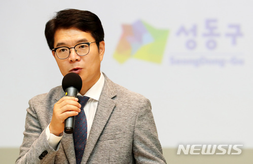 【서울=뉴시스】이영환 기자 = 11일 오후 서울 성동구청 대강당에서 열린 2018 학교급식 우수식재료 공급을 위한 김치 공동구매 업체선정 품평회에 참석한 정원오 구청장이 인사말을 하고 있다. 2018.07.11.  20hwan@newsis.com