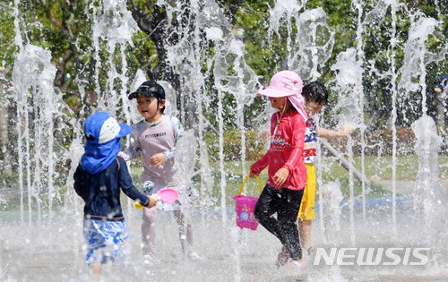 【부산=뉴시스】 하경민 기자 = 부산지역에 폭염주의보가 발령된 11일 오후 부산 부산진구 부산시민공원 물놀이마당을 찾은 어린이들이 물놀이를 즐기고 있다. 2018.07.11.&nbsp; yulnetphoto@newsis.com