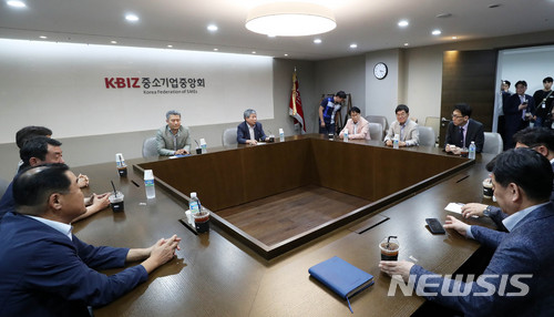 【서울=뉴시스】홍효식 기자 = 11일 오후 서울 여의도 중소기업중앙회에서 최저임금 업종별 차등 적용안 부결 관련 최저임금위원회 사용자위원 긴급회의가 진행되고 있다.&nbsp; 이날 사용자 위원 긴급회의에는 이동응 한국경영자총협회 전무, 이재원 중기중앙회 인력지원본부장, 박복규 전국택시운송사업조합연합회장, 김영수 한국시계산업협동조합 이사장, 오세희 오상공인연합회 부회장, 정용주 경기도가구공업협동조합 이사장, 권순종 소상공인연합회 부회장, 하상우 경영자총협회 경제조사본부장 등이 참석했다. 2018.07.11.&nbsp; yesphoto@newsis.com