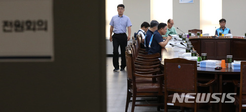 【세종=뉴시스】강종민 기자 = 11일 오후 정부세종청사에서 열린 최저임금위원회 전원회의에서 근로자위원과 공익위원들이 회의를 하고 있다.&nbsp; 이날 최임위 전원회의에는 최저임금 업종별 차등 적용안 부결에 반발하며 사용자 위원들이 불참했다. 2018.07.11.&nbsp;&nbsp; ppkjm@newsis.com