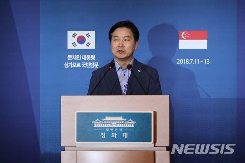 【싱가포르=뉴시스】박진희 기자 = 홍종학 중소벤처기업부 장관이 11일 오후(현지시간) 싱가포르 샹그릴라 라사 센토사 리조트에 마련된 프레스센터에서 취재진들에게 4차산업혁명과 신남방정책에 대해 브리핑하고 있다. 2018.07.12.&nbsp;&nbsp; pak7130@newsis.com 