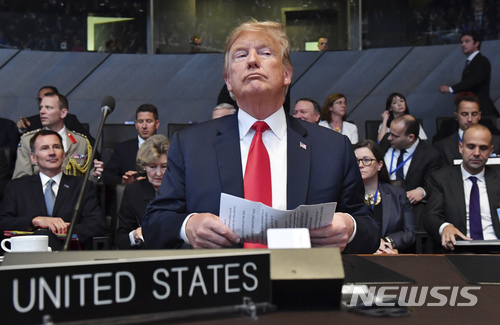 【브뤼셀(벨기에)=AP/뉴시스】도널드 트럼프 미 대통령이 11일 벨기에 브뤼셀의 나토(북대서양조약기구) 본부에서 이틀 일정으로 열리고 있는 나토 정상회담에 참석하고 있다. 2018.7.12