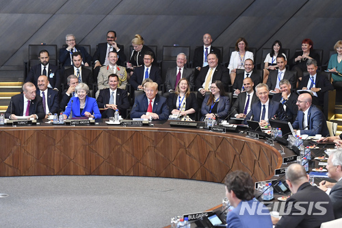 【브뤼셀=AP/뉴시스】 11일 나토 본부에서 개회된 올 정상회의 첫 전체회의에 29개 회원국 정상이 삥둘러 앉아 회의를 시작하려 하고 있다. 왼쪽부터 터키 대통령, 영국 총리, 미국 대통령 한 자리 건너 나토 사무총장, 벨기에 총리 순으로 앉아있다. 트럼프는 다자 회의 및 협정을 싫어하는 철저한 '양자'파다. 2018. 7. 11. 