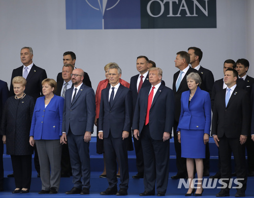 【브뤼셀=AP/뉴시스】 11일 정상회의에 참석한 나토 29개국 정상들이 옌스 스톨텐베르크 사무총장과 트럼프 미 대통령을 중심으로 단체촬영을 하고 있다. 앞줄 왼쪽부터 리투아니아 대통령, 독일 총리, 벨기에 총리, 사무총장, 미국 대통령, 영국 총리 및 에스토니아 총리. 미국은 나토 예산 30억 달러의 22%를 지원하며 유럽 국가들은 45%를 낸다. 벨기에가 순회 의장국이다. 2018. 7. 11.&nbsp; 