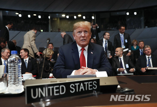 【브뤼셀=AP/뉴시스】 도널드 트럼프 미 대통령이 11일 나토 정상회의 첫 회의에 참석해 회의 개시를 기다리고 있다. 2018. 7. 11.&nbsp; 