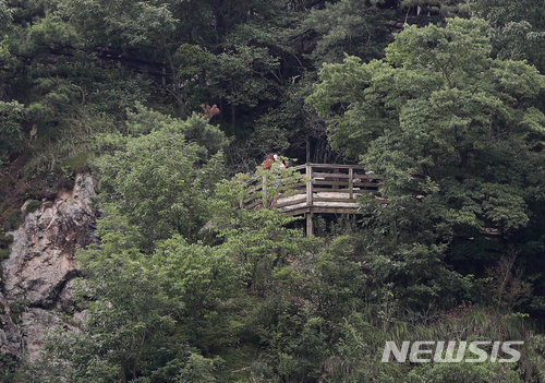 【공주=뉴시스】조수정 기자 = 백제문화유산주간인 10일 오후 유네스코 세계유산인 충남 부여군 부소산성의 낙화암 모습. 백마강가의 높이 40m 절벽이자 삼천궁녀가 몸을 던져 꽃처럼 죽었다는 이야기의 배경이 되는 장소다. 2018.07.12. chocrystal@newsis.com