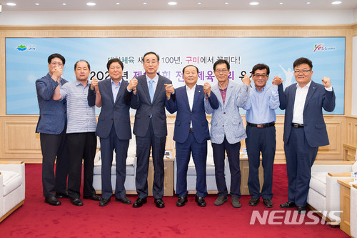  시내버스 노사 관계자와 기념사진 찍는 장세용(왼쪽 네번째) 구미시장