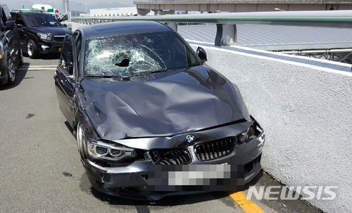 【부산=뉴시스】 하경민 기자 = 부산경찰청은 지난 10일 부산 강서구 김해국제공항 국제선 청사 진입로에서 BMW 승용차를 과속으로 운행하다가 도로변에 정차 중인 택시기사(48)를 치어 중태에 빠드린 운전자 A(34)씨가 모 항공사 사무직 직원인 것으로 드러났다고 12일 밝혔다. 2018.07.12. (사진=부산경찰청 제공) yulnetphoto@newsis.com