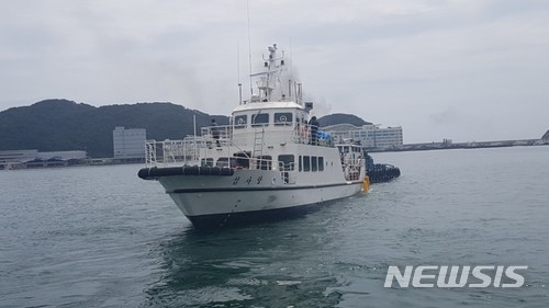 【여수=뉴시스】김석훈 기자 = 전남 여수지방해양수산청(청장 윤종호)은 낙도보조항로인 여수시 삼산면 손죽도와 광도 사이를 운항하는 노후 여객선을 대체해 16일부터 새로 건조한 '섬사랑호'(57t)를 투입한다고 12일 밝혔다. 2018.07.12. (사진=여수해수청 제공) kim@newsis.com