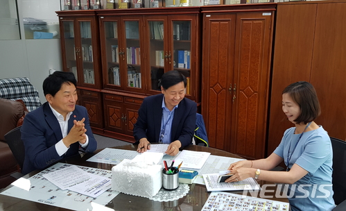 【제주=뉴시스】강정만 기자 = 내년 국비예산 확보를 위해 12일 기획재정부를 방문한 원희룡 지사가 구윤철 기획재정부예산실장(가운데), 오은실(오른쪽) 기획재정부 예산관리과장과 면담하고 있다. 2018.07.12 (사진= 제주도청 제공) photo@newsis.com 