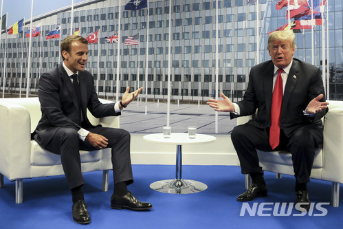 【브뤼셀(벨기에)=AP/뉴시스】11일 벨기에 브뤼셀의 나토(북대서양조약기구) 본부에서 열리고 있는 나토 정상회담 도중 도널드 트럼프 미 대통령(오른쪽)이 에마뉘엘 마크롱 프랑스 대통령과 별도의 양자 회담을 갖고 있다. 2018.7.12