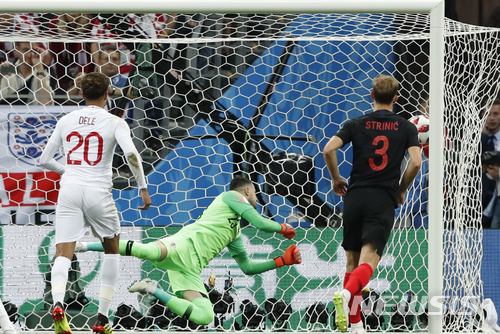 잉글랜드 키에런 트리피어 프리킥 선제골