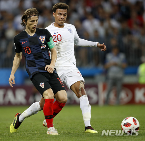 패스 시도하는 크로아티아 루카 모드리치