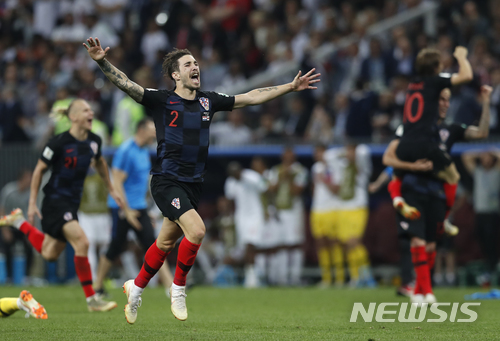 【모스크바=AP/뉴시스】시메 브루살리코 등 크로아티아 대표팀 선수들이 2018 러시아 월드컵 결승 진출이 확정되자 환호하고 있다. 