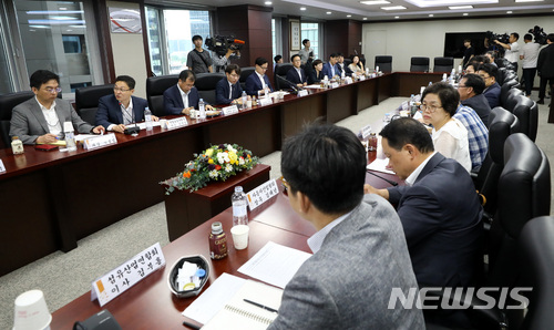 【서울=뉴시스】이영환 기자 = 12일 오전 서울 종로구 무역보험공사 대회의실에서 강성천 산업통상자원부 통상차관보 주재로 미·중 무역분쟁 실물경제 대응반 회의가 진행되고 있다. 2018.07.12. 20hwan@newsis.com